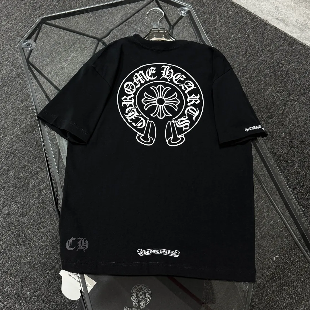 P170 Chrome Hearts Chrome Hearts 25 high-end versions. The fabric is made of 300 grams of high-density pure cotton. It does not deform or shrink. It has three labels. It is the same style for men and women. Technology: Digital printing. Color: White. Black. SIZE: S-XL.